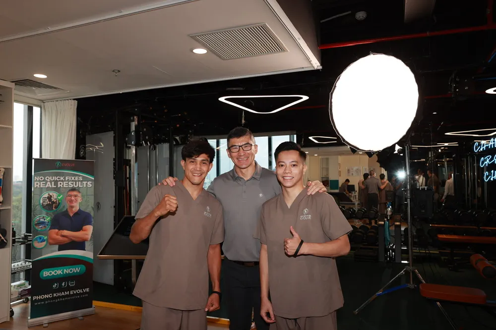 Experto australiano con 2 atletas Nguyen Tran Duy Nhat y Le Thanh Tung.jpg