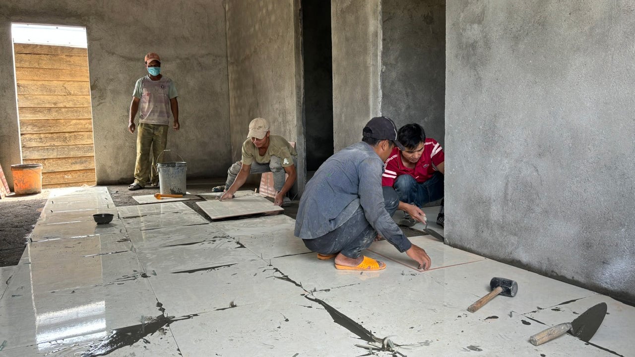 Bà con thôn Đạ Nhinh 1, xã Đạ Tông giúp nhau xây dựng ngôi nhà mới