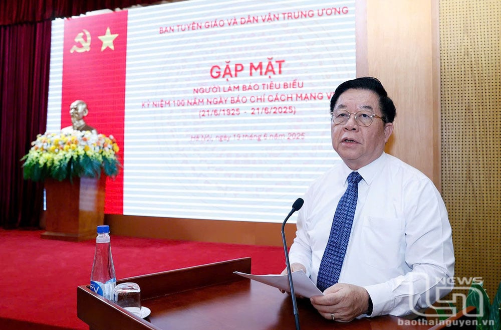 Đồng chí Nguyễn Trọng Nghĩa phát biểu tại buổi gặp mặt.