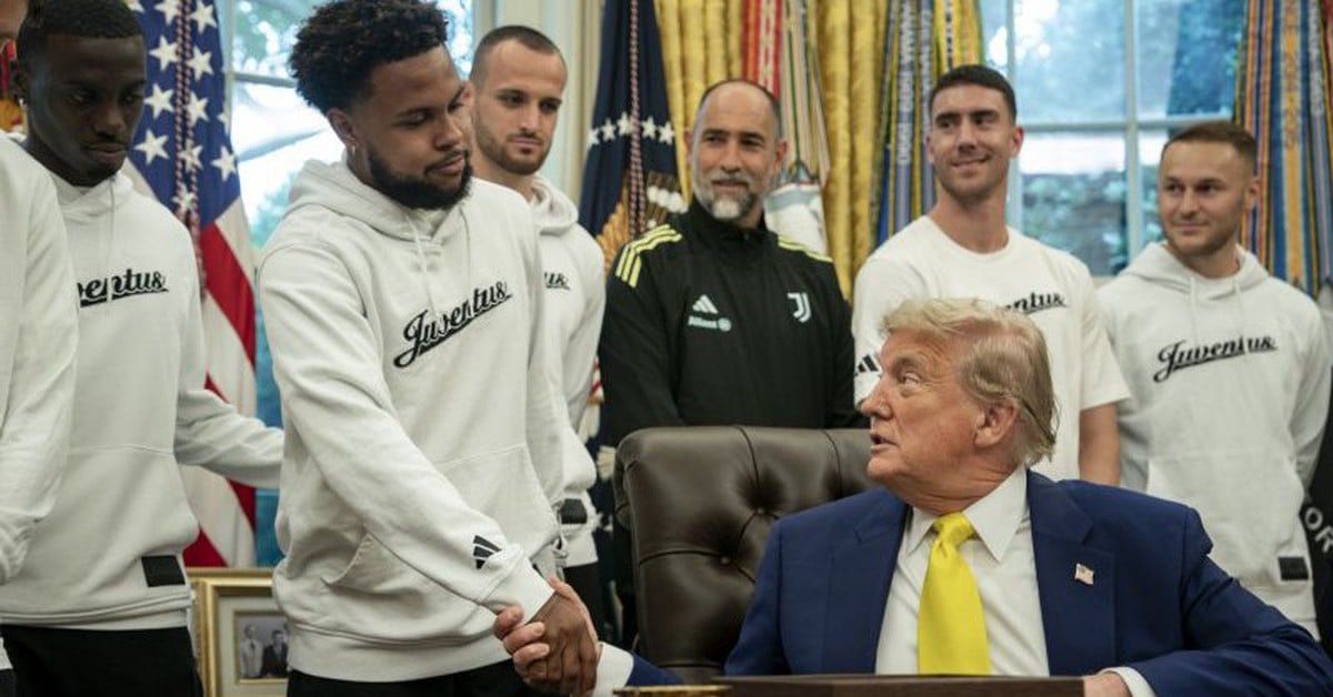 Cầu thủ Juventus 'sượng trân' khi nghe Tổng thống Trump nói chuyện Iran và người chuyển giới