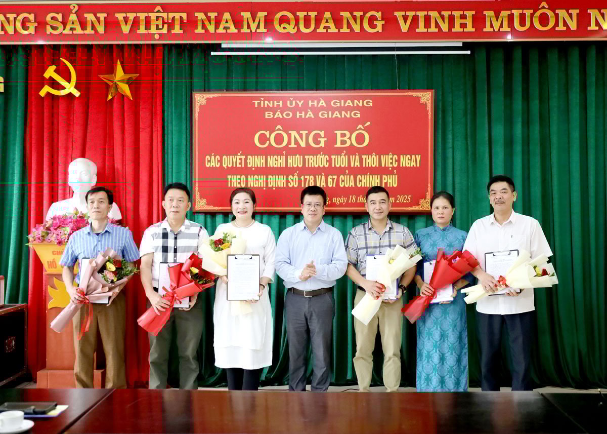 Bí thư Chi bộ, Tổng Biên tập Báo Hà Giang Nguyễn Trung Thu trao Quyết định và tặng hoa các đồng chí nghỉ chế độ.