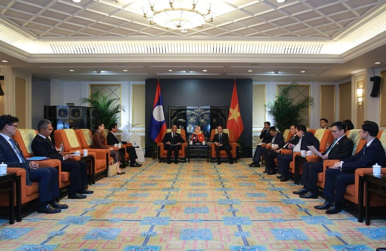 Phó Thủ tướng Trần Hồng Hà gặp Phó Thủ tướng Lào Kikeo Khaykhamphithoune- Ảnh 2.