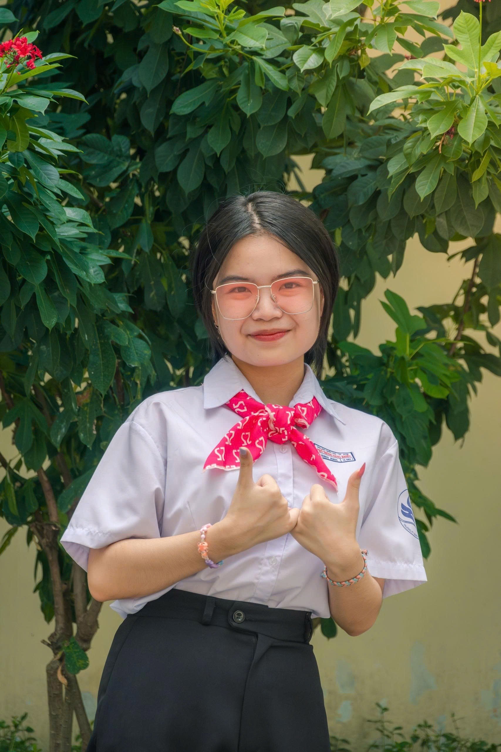 Nhâm Ngọc Minh Anh (Học sinh lớp 12 trường Phổ Thông Năng Khiếu ĐHQG TP.HCM) hiện đang là cộng tác viên báo Hoa Học Trò.