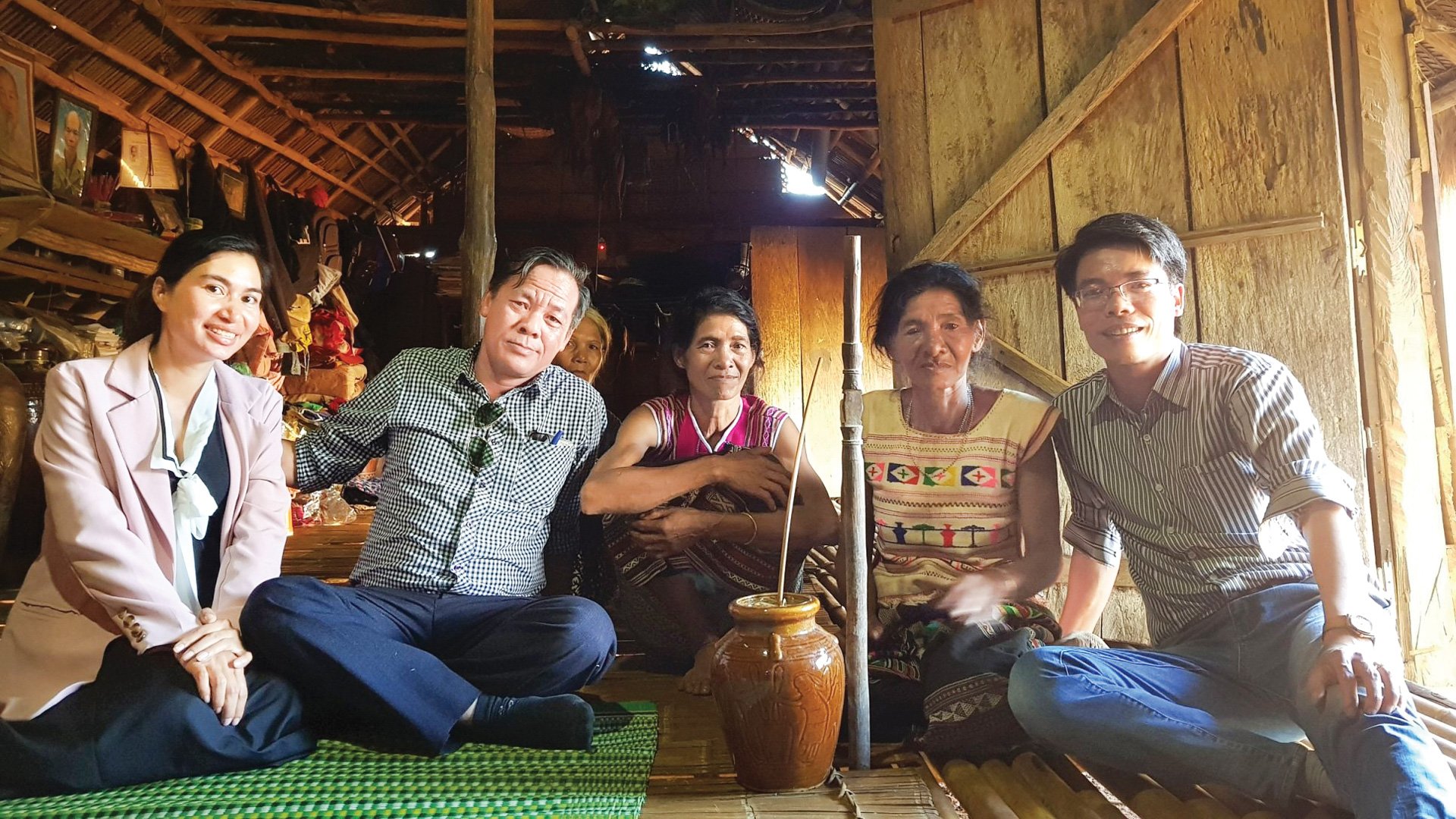 Dưới mái nhà dài người Mạ