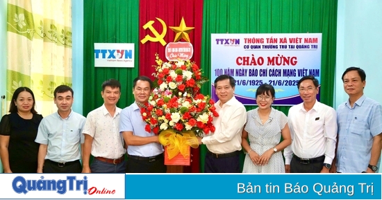 លេខាបក្សខេត្ត Nguyen Long Hai អញ្ជើញទៅទស្សនាទីស្នាក់ការអចិន្ត្រៃយ៍របស់ទីភ្នាក់ងារសារព័ត៌មានវៀតណាមប្រចាំខេត្ត Quang Tri និងសាច់ញាតិរបស់អ្នកសារព័ត៌មានទុក្ករបុគ្គល Truong Chi Cong
