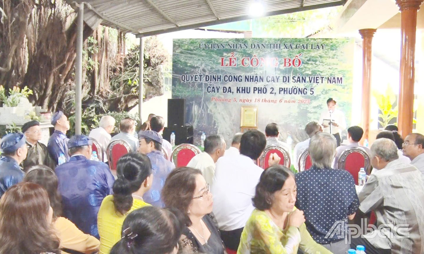 Lãnh đạo địa phương phát biểu.