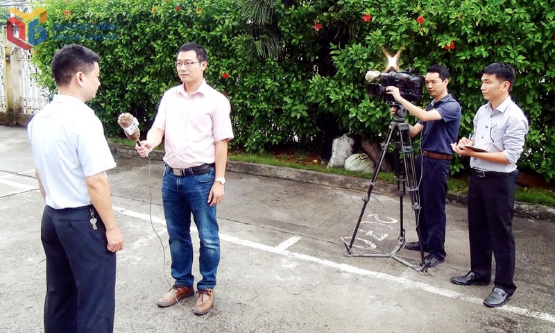 Nhóm tác giả thực hiện tác phẩm “Đổi mới phương thức lãnh đạo của Đảng - Nhìn từ tinh giản bộ máy biên chế ở Quảng Ninh” tác nghiệp tại cơ sở.
