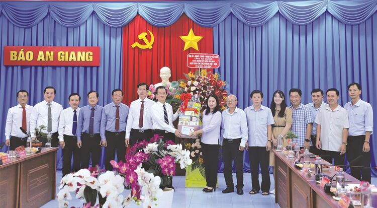 សារព័ត៌មានបដិវត្តន៍វៀតណាម - 100 ឆ្នាំនៃការរក្សាភ្លើងឆេះរក្សាជំនឿឱ្យនៅដដែល