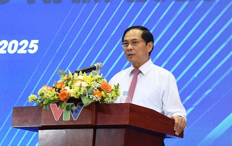Phó Thủ tướng Bùi Thanh Sơn gửi gắm mong muốn các nhà báo, những chủ nhân tương lai của nền báo chí nước nhà, luôn giữ vững &quot;Tâm trong, Trí sáng, Bút sắc&quot; - những phẩm chất cốt lõi của người làm báo cách mạng - Ảnh: VGP/Hải Minh