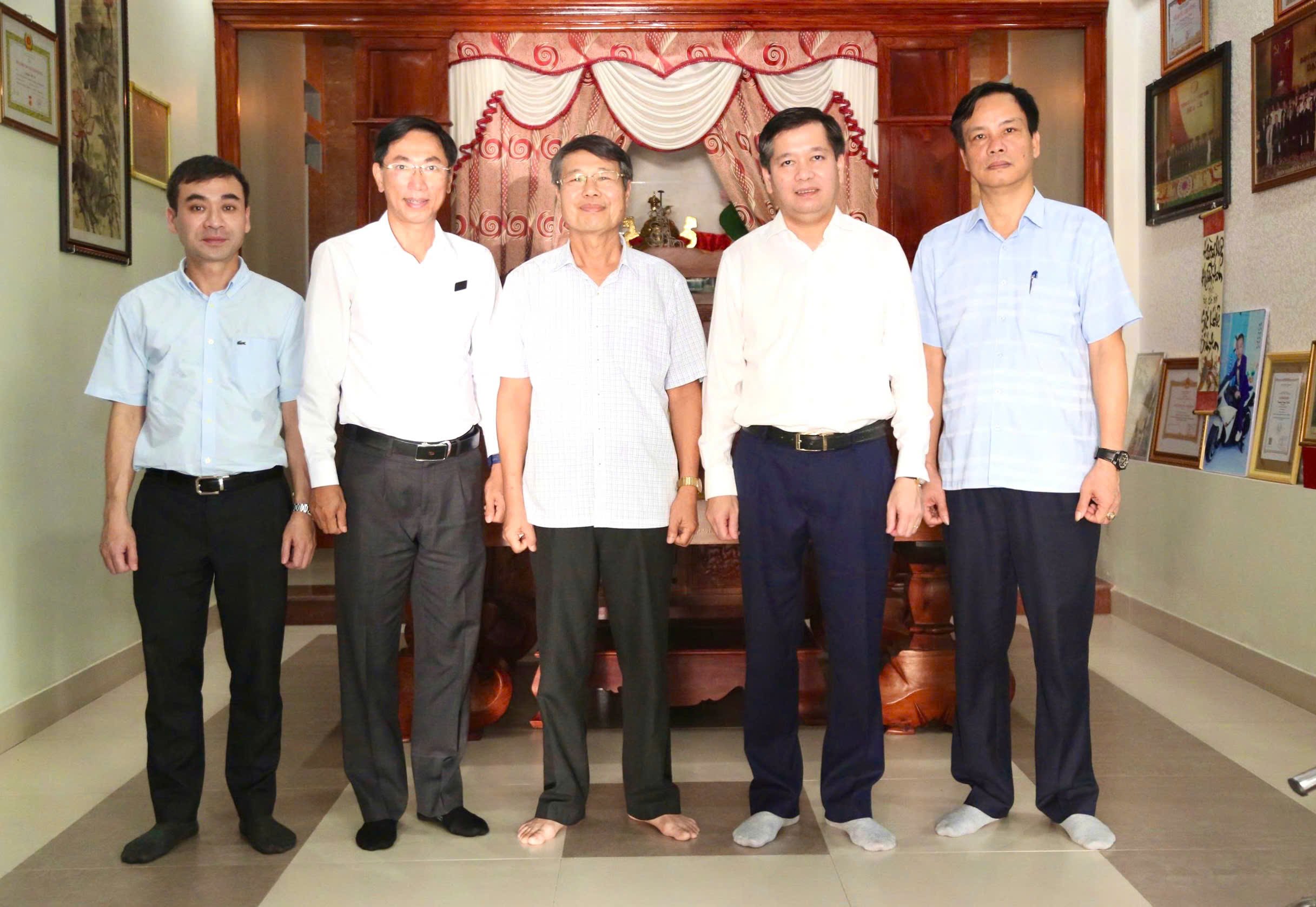 Bí thư Tỉnh ủy Nguyễn Long Hải thăm Cơ quan thường trú Thông tấn xã Việt Nam tại Quảng Trị và thân nhân nhà báo liệt sĩ Trương Chí Công