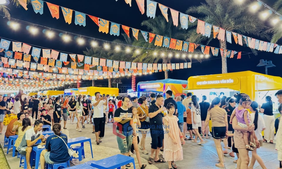 អ្នកស្រុក និងអ្នកទេសចរជាច្រើនបានមកផ្សាររាត្រី Sonasea Van Don ដើម្បីទស្សនា និងទទួលបានបទពិសោធន៍។