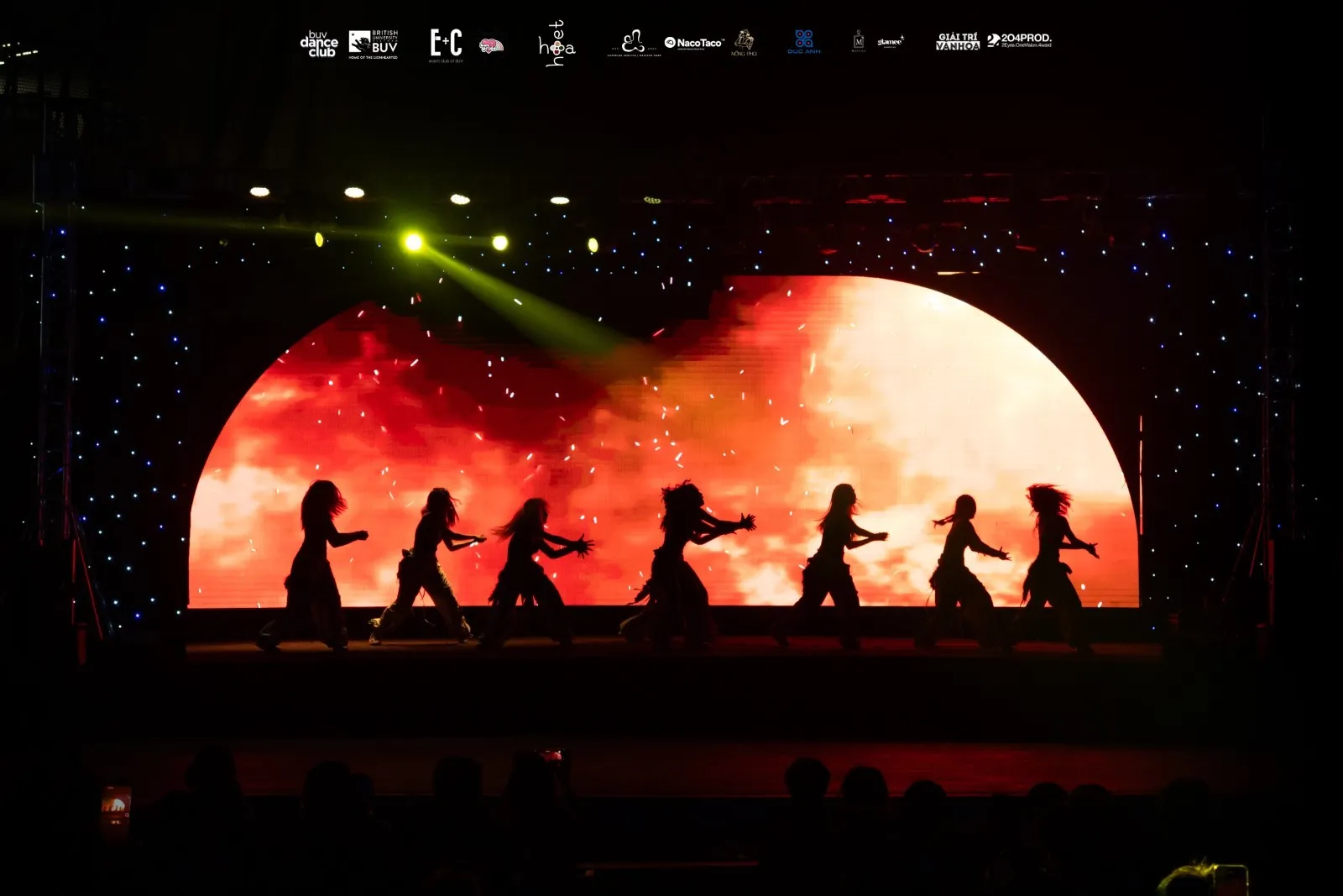 การระเบิดของ 'การเต้นรำมัลติเวิร์ส' ของนักศึกษามหาวิทยาลัยบริติชเวียดนามที่ The Universe Showcase ภาพที่ 3