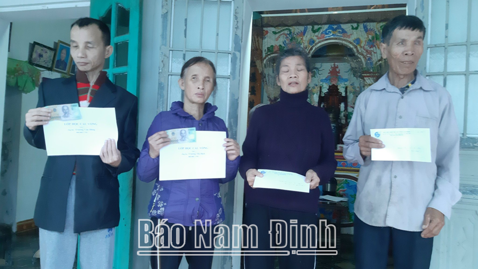 Hội Người mù huyện Nghĩa Hưng tặng quà tết động viên hội viên có hoàn cảnh khó khăn.