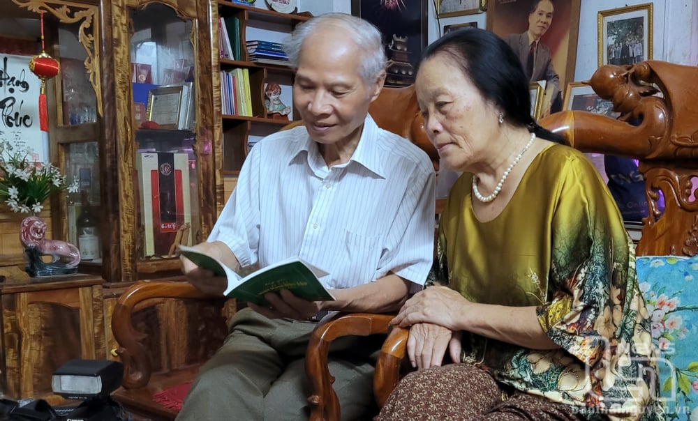 Vợ chồng nhà báo Nguyễn Niên và Nguyễn Thị Minh Châm ôn lại kỷ niệm về quãng thời gian công tác tại Báo Việt Nam độc lập.