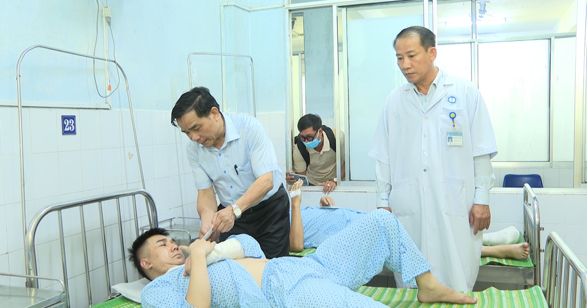 Chủ tịch UBND tỉnh Quảng Nam Lê Văn Dũng thăm hỏi, động viên nạn nhân vụ tai nạn giao thông
