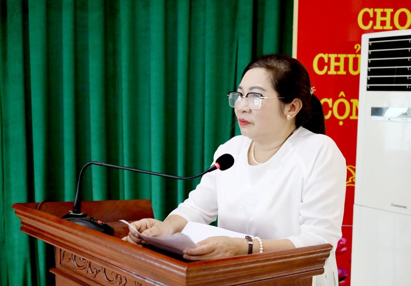 Đồng chí Vương Ngọc Hoa, đại diện các cán bộ nghỉ chế độ phát biểu tại buổi lễ.