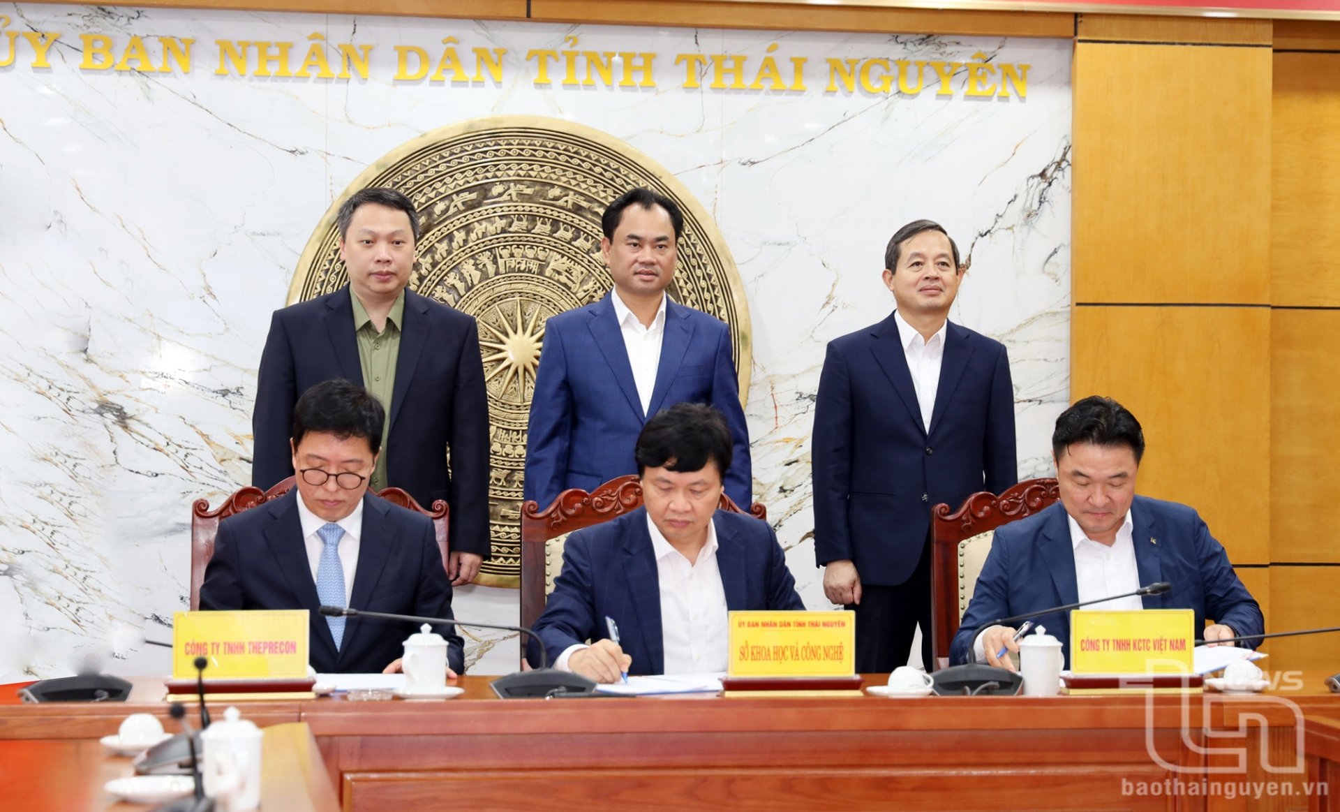 Các đồng chí lãnh đạo tỉnh đã chứng kiến đại diện Sở Khoa học và Công nghệ tỉnh Thái Nguyên cùng Công ty TNHH KCTC Việt Nam và Công ty TNHH ThePRECON ký kết Biên bản ghi nhớ hợp tác.