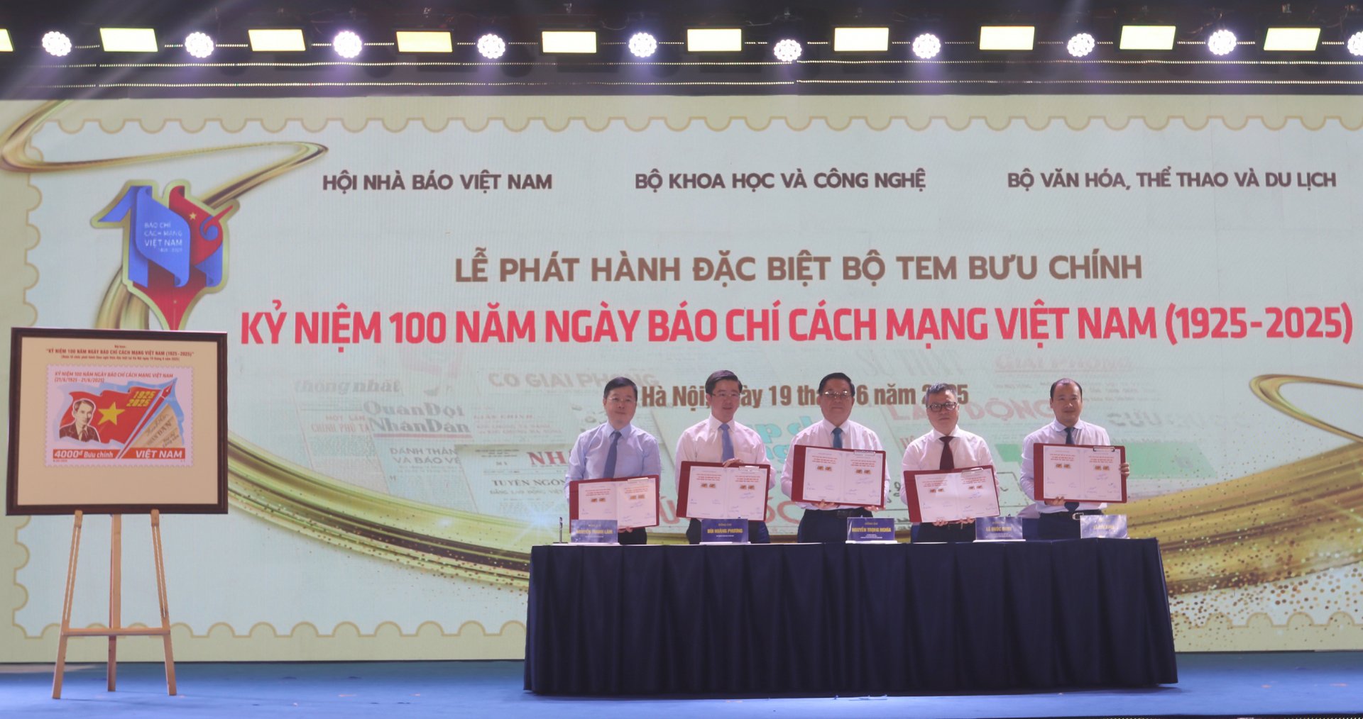Các đồng chí lãnh đạo thực hiện nghi thức ký phát hành phát hành bộ tem đặc biệt “Kỷ niệm 100 năm Ngày Báo chí Cách mạng Việt Nam”. Ảnh: HÀ MY