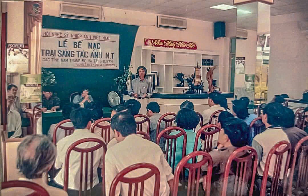 Tác giả bài viết báo cáo kết quả thu hoạch sau đợt dự trại sáng tác. Ảnh Nguyễn Điện Ngọc