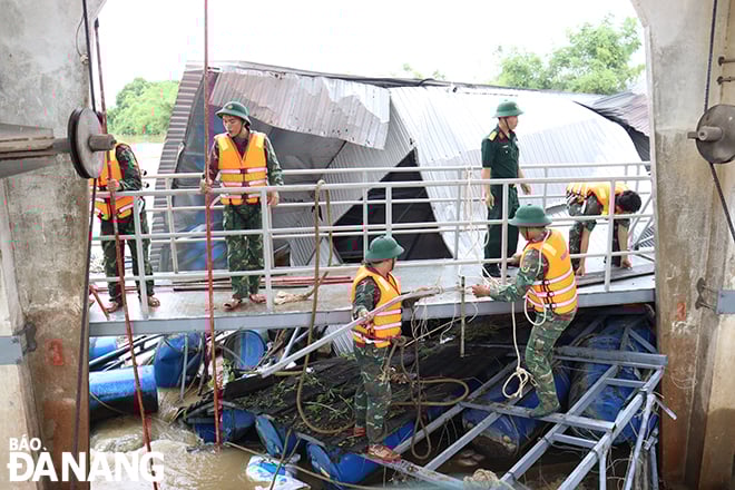 Trong 2 ngày 13 và 14-6, lực lượng quân đội được huy động để tháo dỡ lồng bè bị mắc kẹt tại đập dâng An Trạch. Ảnh: HOÀNG HIỆP