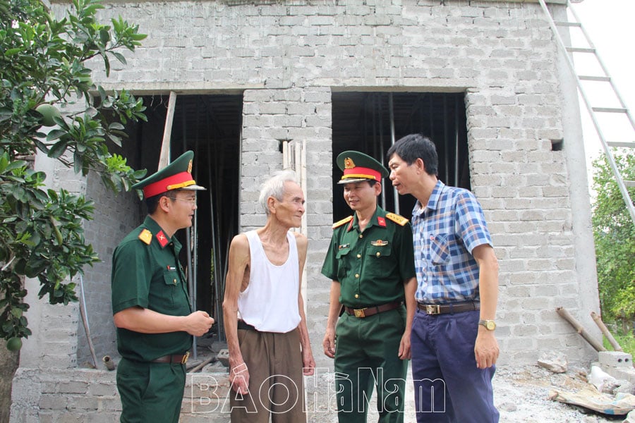 Bàn giao kinh phí hỗ trợ xây dựng 3 căn nhà tình nghĩa tại phường Tân Sơn