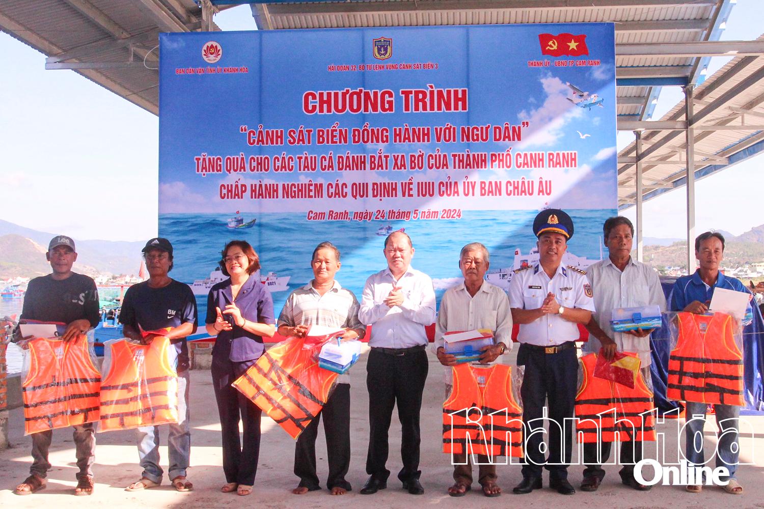 Hải đoàn 32, Bộ Tư lệnh Vùng Cảnh sát biển 3 tặng quà cho ngư dân TP. Cam Ranh (tháng 5-2024).
