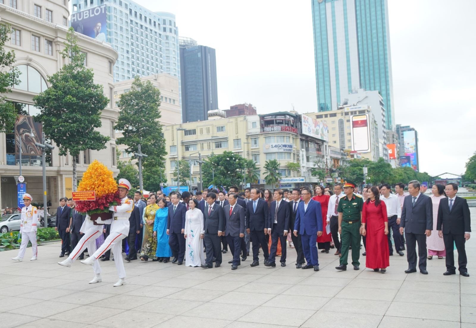 Trước lễ khai mạc, các đại biểu đã đến dâng hoa tại tượng đài Chủ tịch Hồ Chí Minh.