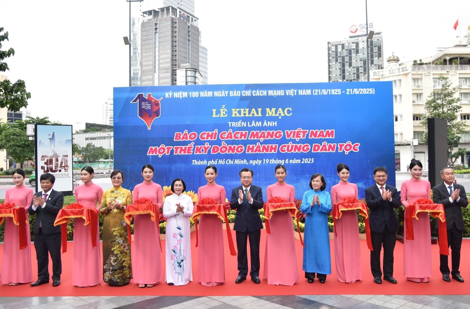 Các đại biểu thực hiện nghi thức cắt băng khai mạc triển lãm &quot;Báo chí Cách mạng Việt Nam - Một thế kỷ đồng hành cùng dân tộc&quot; vào sáng 19/6.