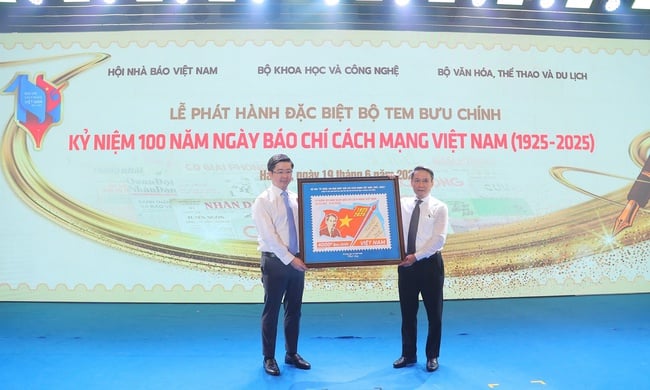Phát hành bộ tem Kỷ niệm 100 năm Ngày Báo chí Cách mạng Việt Nam  - Ảnh 3.