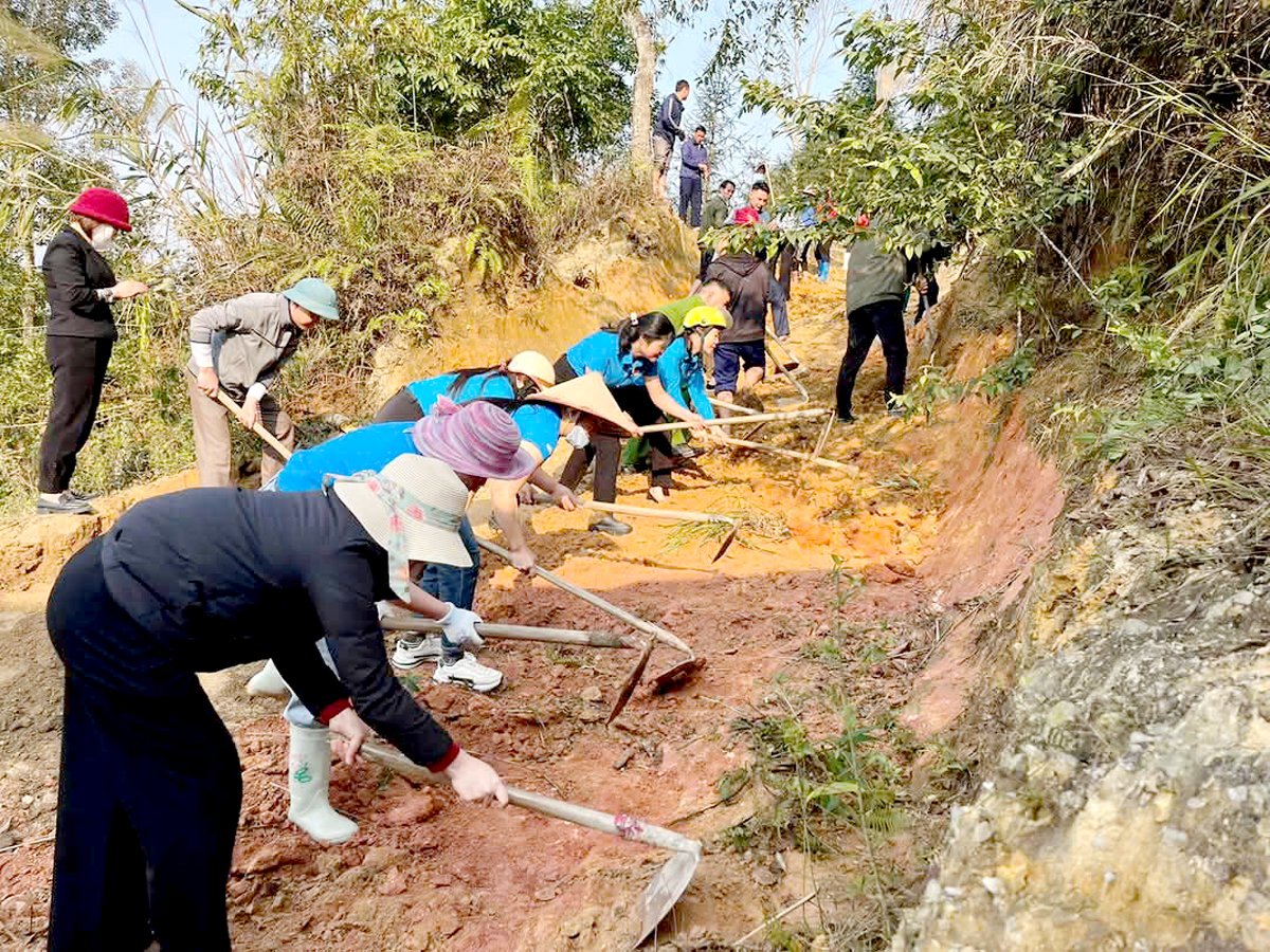 Cán bộ, hội viên phụ nữ huyện Hoàng Su Phì tham gia mở đường liên thôn. Ảnh: PV