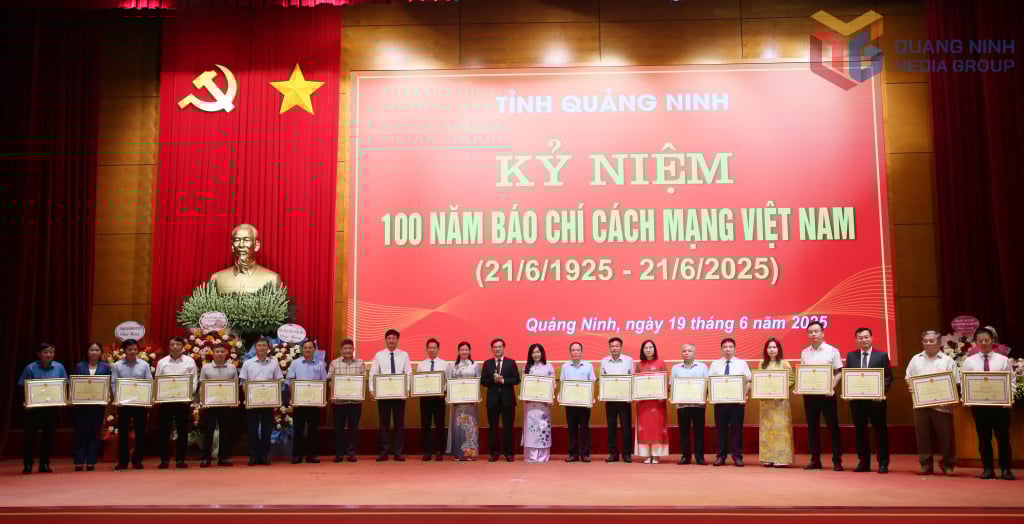 Đồng chí Vũ Quyết Tiến, Phó Bí thư Tỉnh ủy trao Bằng khen của UBND tỉnh cho các tập thể có thành tích xuất sắc.
