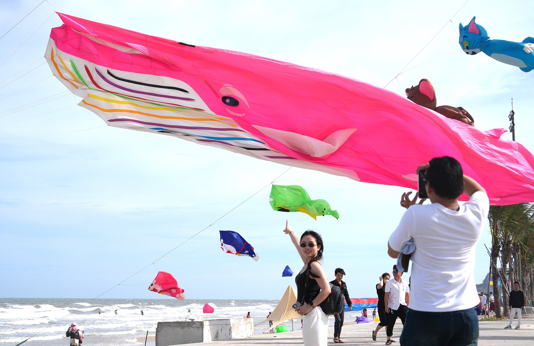Giant kites flying over Bai Sau beach attract tourists to admire and take photos during the April 30 holiday.
