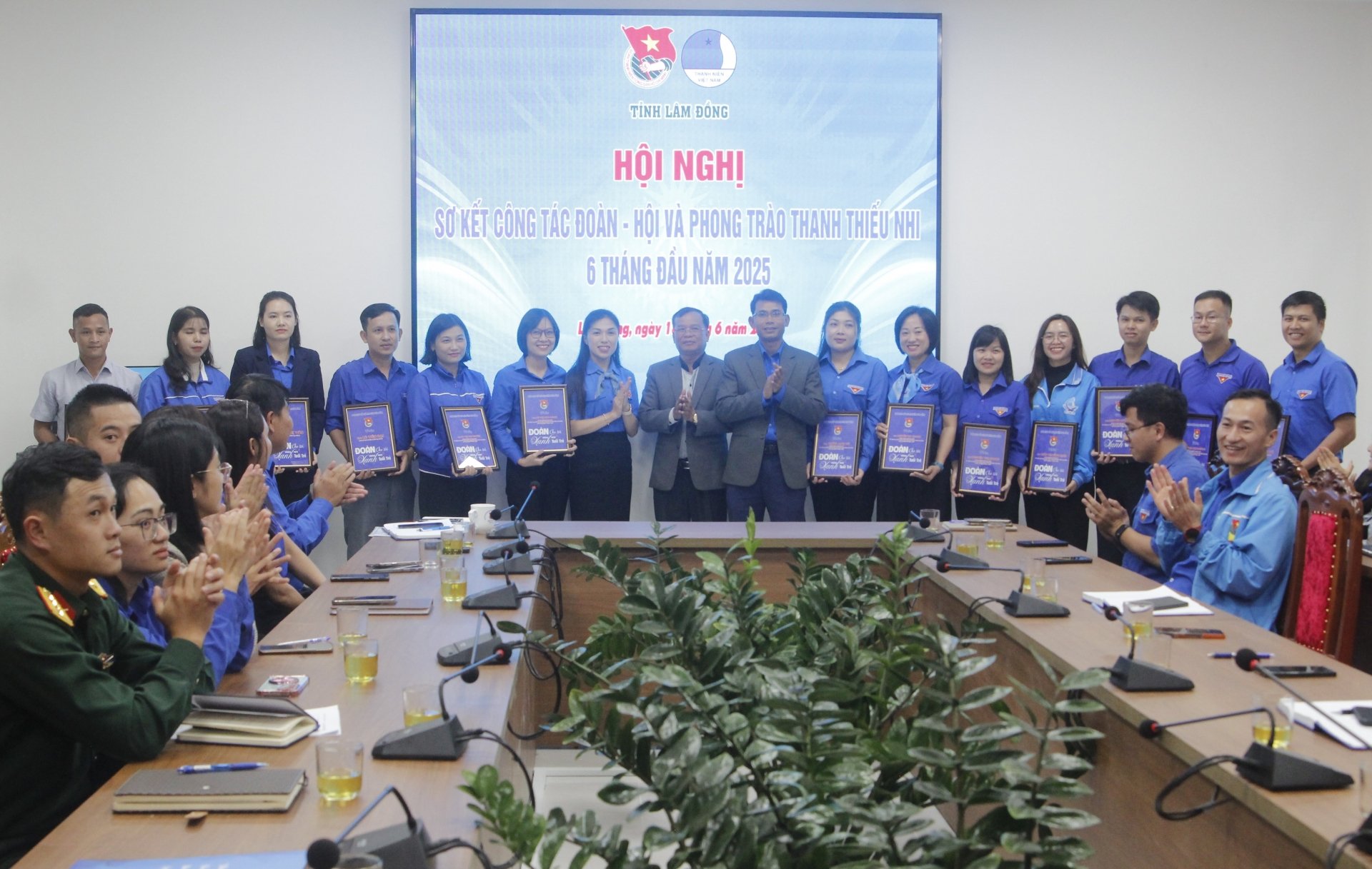 Lam Dong Provincial Youth Union also gave farewell gifts to those who stopped participating in the Provincial Youth Union Executive Committee, term XI, 2022 - 2027.