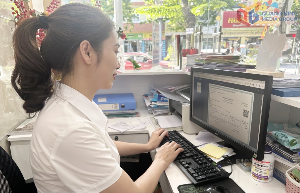 Le personnel du centre d'insémination Dieu Nhi (quartier de Cam Trung, ville de Cam Pha) paie les clients.
