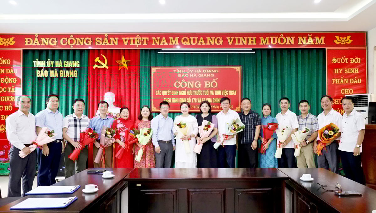 Lãnh đạo Báo Hà Giang chụp ảnh lưu niệm cùng các đồng chí nghỉ chế độ.