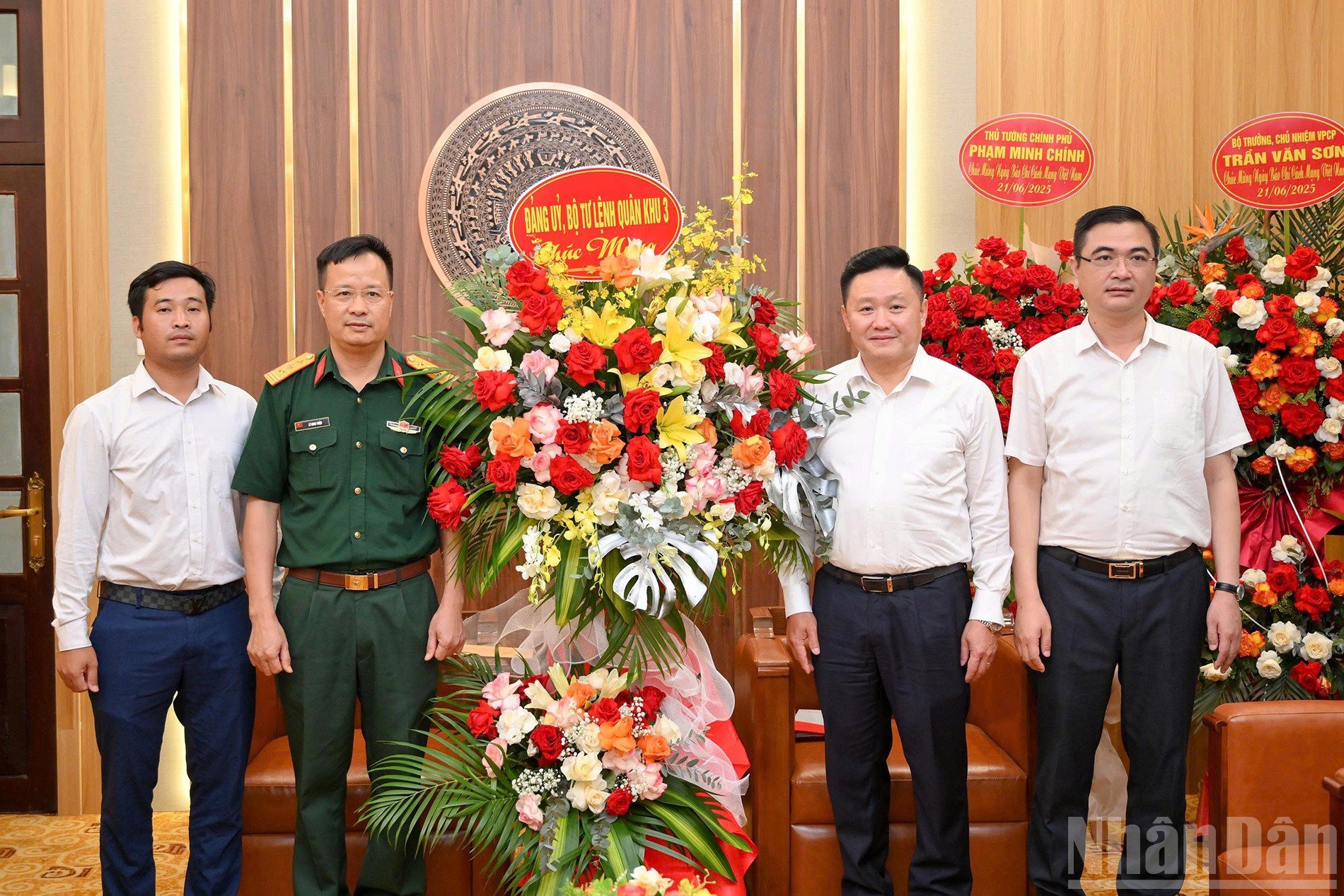 ndo_br_dang-uy-bo-tu-lenh.jpg