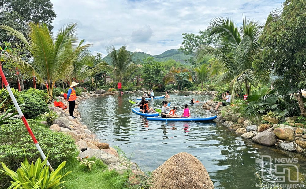 ក្នុងអំឡុងពេលវិស្សមកាលរដូវក្តៅ ភ្ញៀវទេសចរជាច្រើនបាននាំកូនៗរបស់ពួកគេទៅទស្សនាតំបន់ទេសចរណ៍ Suoi Coc Homestay ឃុំ Phuc Triu (ទីក្រុង Thai Nguyen)។