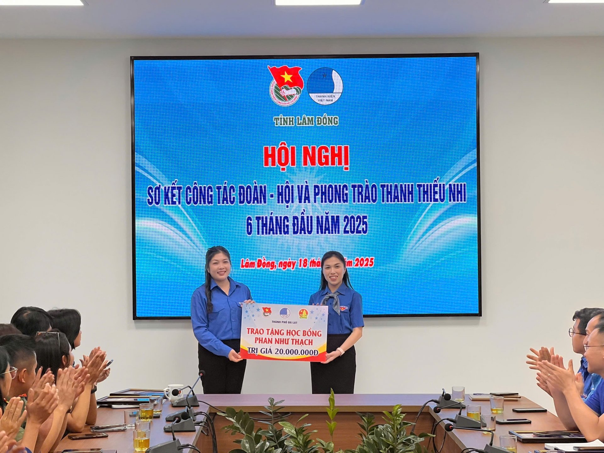 Da Lat City Youth Union awarded Phan Nhu Thach Scholarship worth 20 million VND to Lam Dong Provincial Youth Union