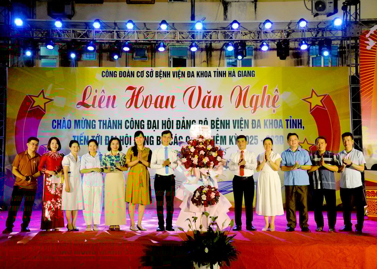 Công đoàn cơ sở tặng hoa chúc mừng thành công Đại hội Đảng bộ BVĐK tỉnh nhiệm kỳ 2025 - 2030.