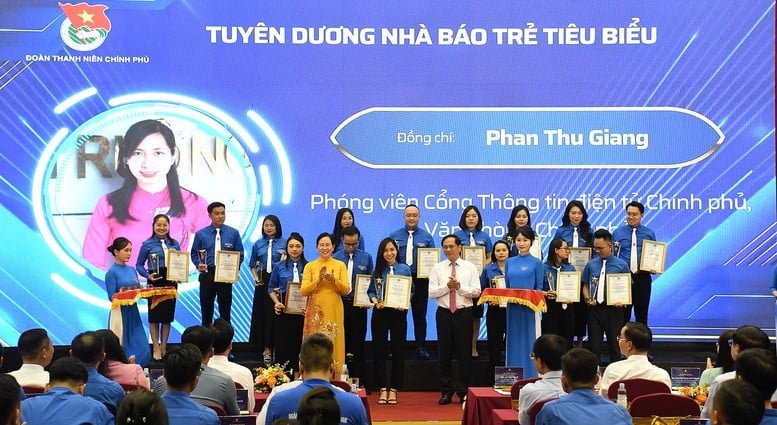 Phó Thủ tướng Bùi Thanh Sơn trao Chứng nhận Nhà báo trẻ tiêu biểu năm 2025 cho phóng viên Phan Thu Giang của Cổng TTĐT Chính phủ - Ảnh: VGP/Hải Minh