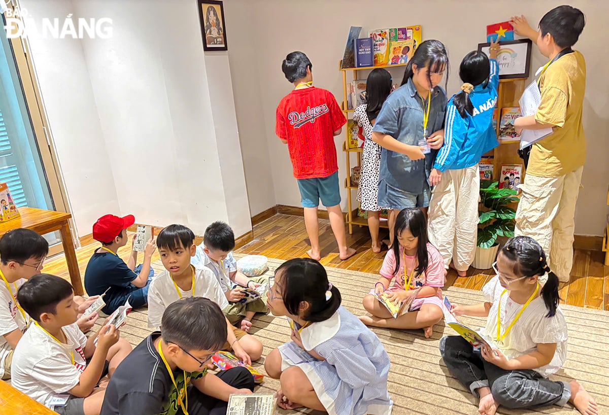 Đông đảo trẻ đến trải nghiệm không gian đọc “Bay cùng trang sách” tại bảo tàng.