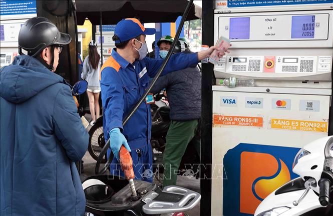Khách hàng mua bán xăng, dầu tại một điểm kinh doanh xăng dầu của Petrolimex trên địa bàn Hà Nội. Ảnh: Trần Việt/TTXVN