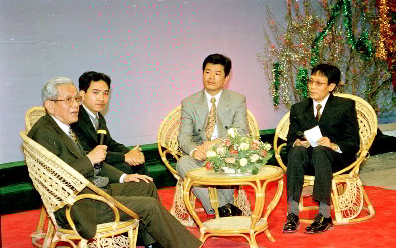 Nhà báo Hữu Thọ (ngoài cùng bên trái) tại buổi giao lưu được Đài Truyền hình Việt Nam tổ chức ngày 28/1/2000. Ảnh tư liệu