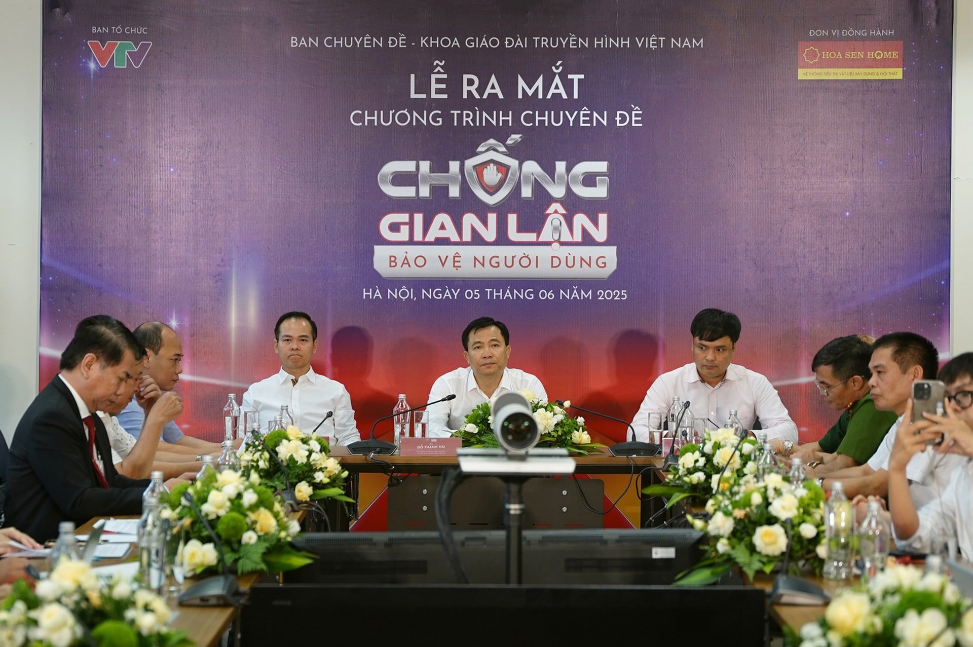 bao-chi-voi-hang-gia-hang-nhai.jpg