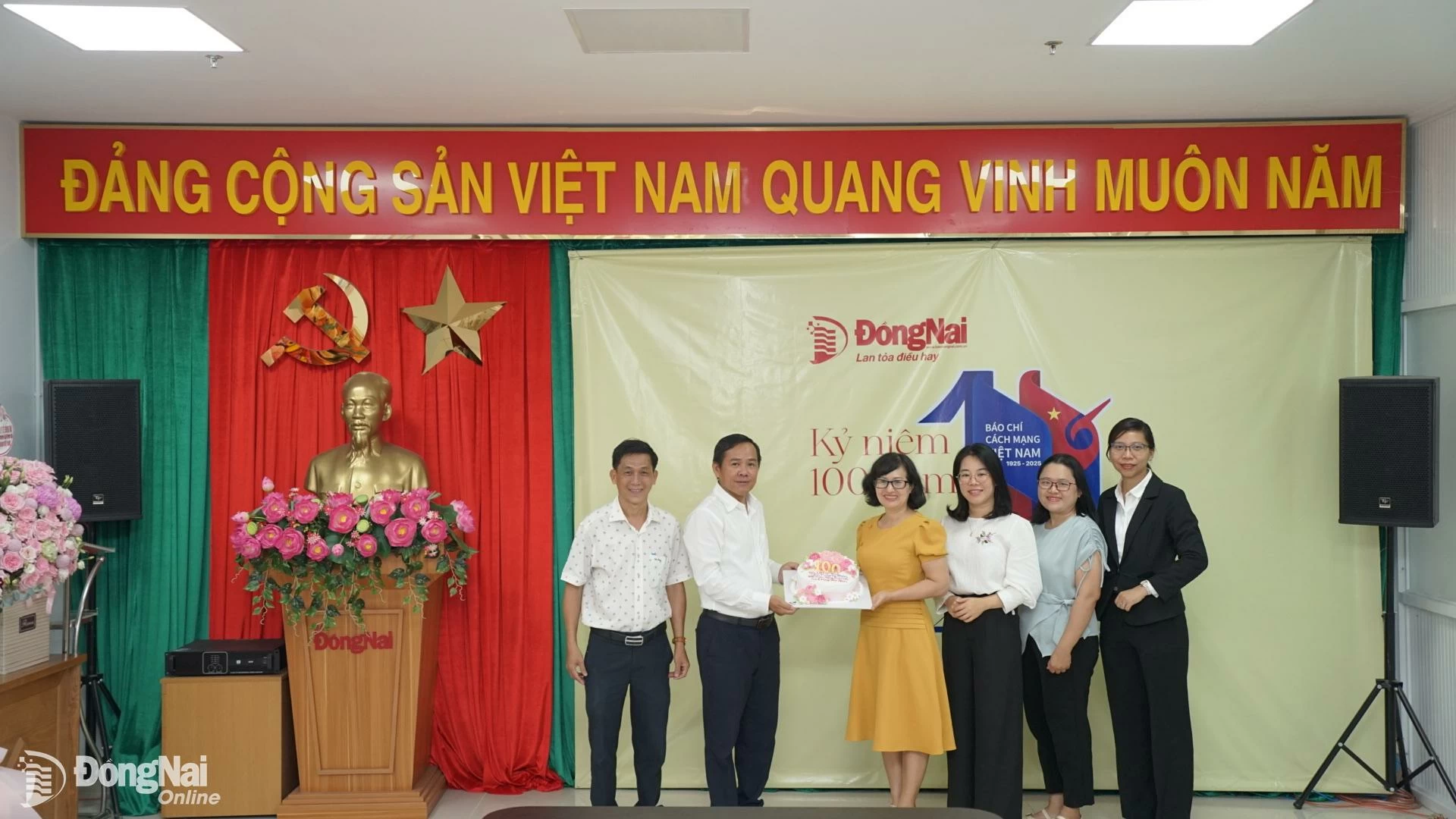 Hội Liên hiệp Phụ nữ tỉnh tặng quà chúc mừng Báo Đồng Nai. Ảnh: Lê Duy