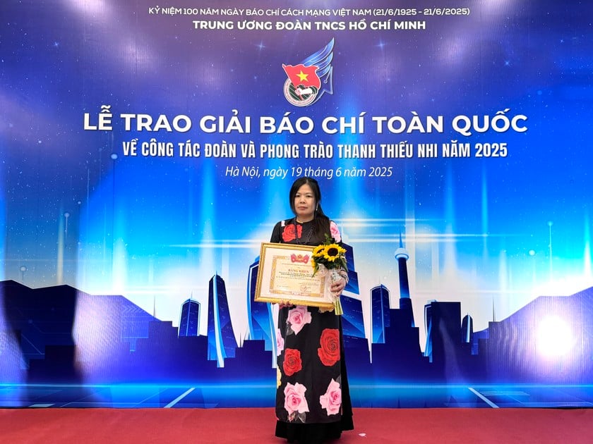 Đại diện nhóm tác giả Báo Pháp luật Việt Nam nhận Giải B với loạt tác phẩm “Người trẻ vươn mình cùng dân tộc”.