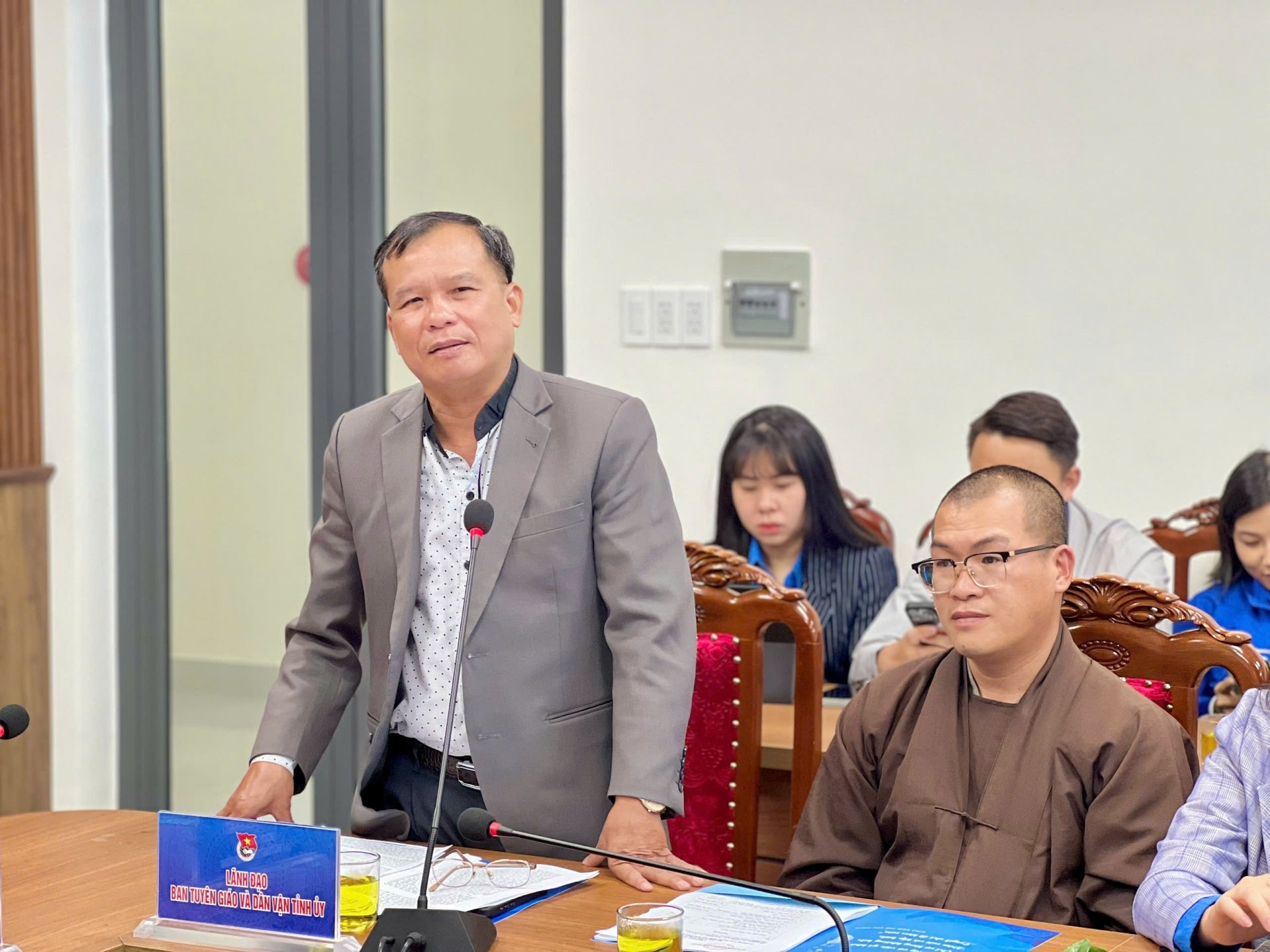Comrade Le Minh Quang - Deputy Head of the Provincial Party Committee's Propaganda and Mass Mobilization Department spoke at the Conference