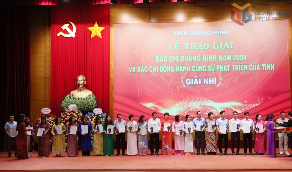 Các đồng chí lãnh đạo tỉnh trao giải Nhì cho các tác giả đoạt giải.