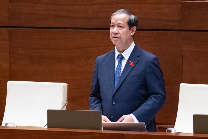 교육훈련부 장관 응우옌 킴 선이 질문에 답하고 있습니다.