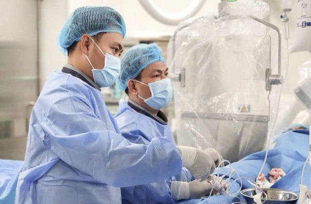Cứu sống bệnh nhân bị nhồi máu cơ tim nguy kịch sau 15 phút can thiệp - Ảnh 1.